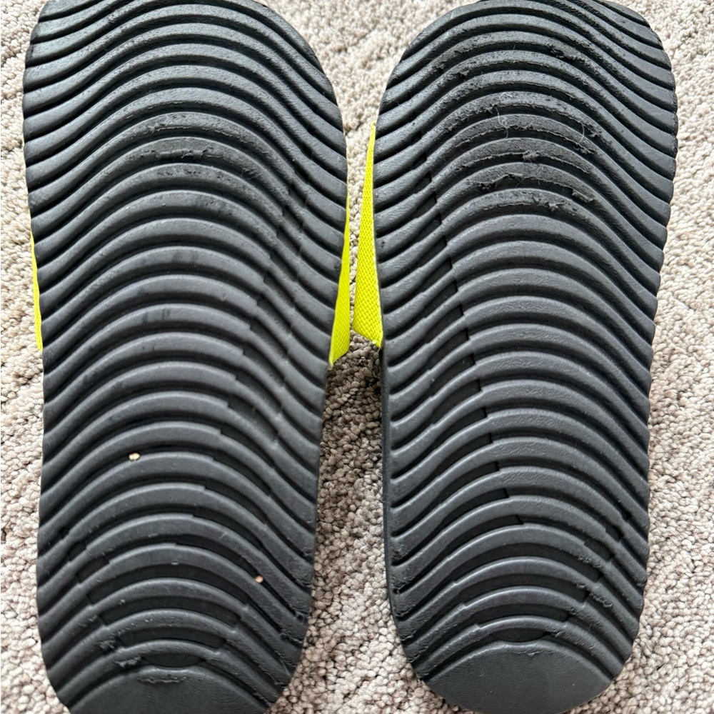 Nike Kawa Slides Volt/Black - Picture 4 of 4